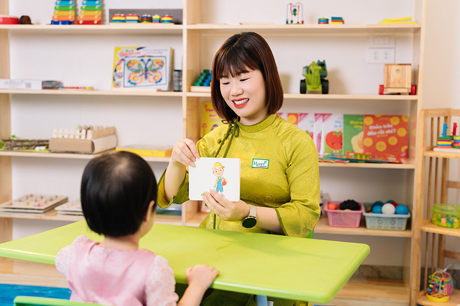 Cô giáo đang dạy học sinh